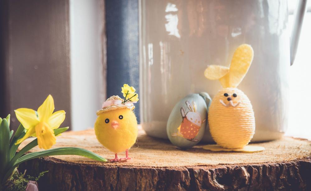 DIY Easter chicks on wooden log slice