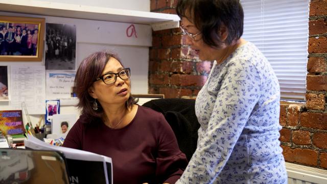 2 women at work in front of a screen