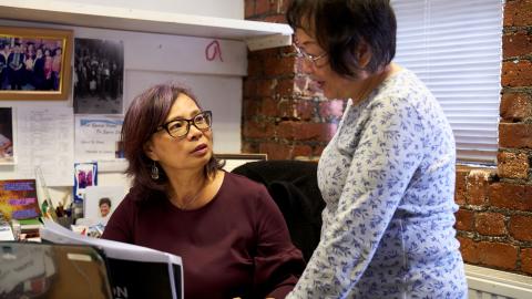 2 women at work in front of a screen
